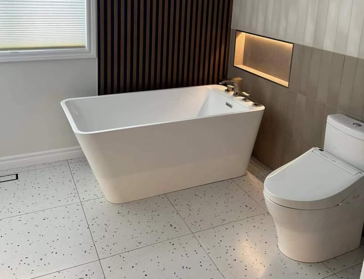 Installation d'une salle de bains tendance et relaxante